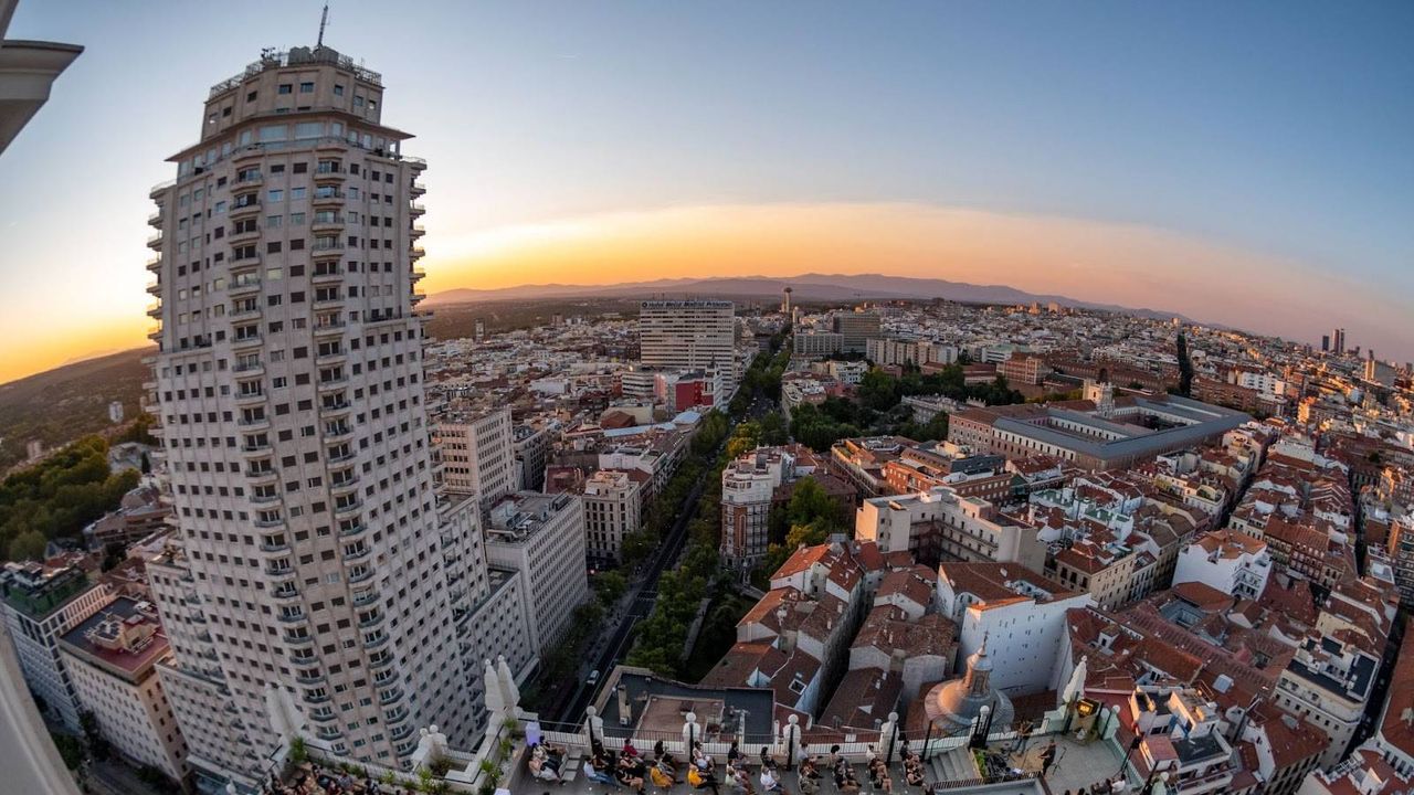 Disfruta de una increíble puesta de sol musical con Live The Roof y Royal Bliss