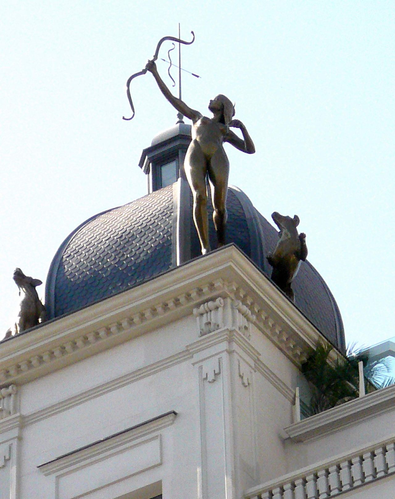 Escultura de Diana Cazadora en Gran Vía. Foto: Zarateman en Wikimedia Commons