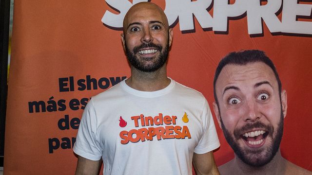 ¿Una cita Tinder Sorpresa en el Palacio de la Prensa?