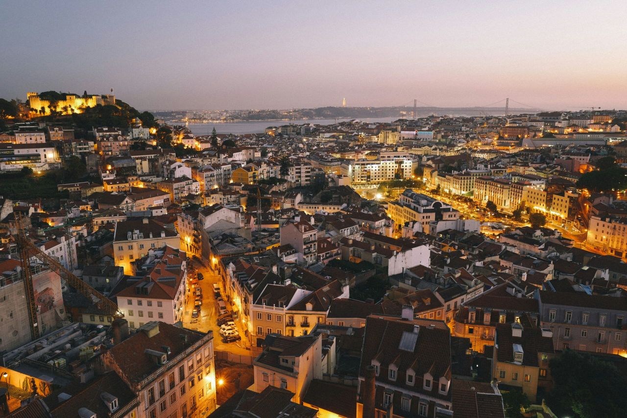 Lisboa de noche. Foto: Andreas Brücker en Unsplash