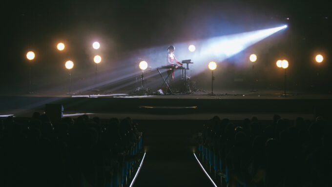 Figura: un viaje escénico a través de la música electrónica y la luz