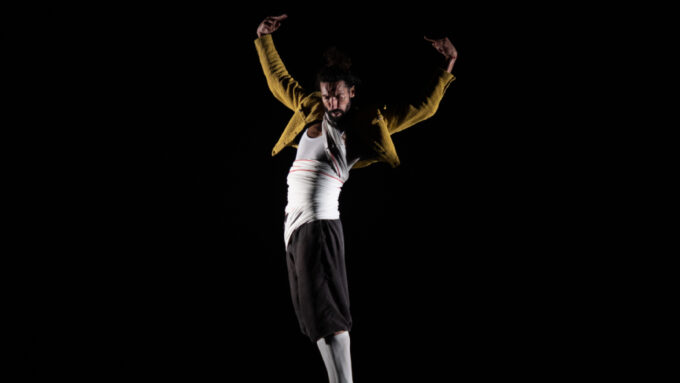 El manto y su ojo: danza, flamenco y mundo interior en movimiento